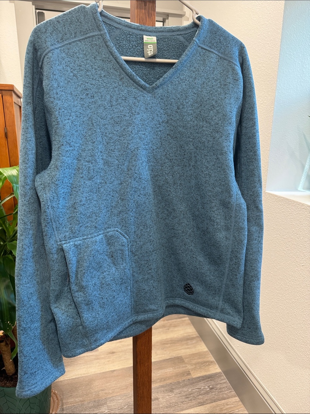 Stio Men's Heather Blue V-Neck Sweater. Sz Small